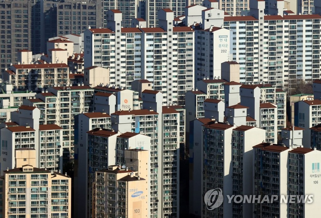 This photo, taken Dec. 8, 2021, shows apartment buildings in Seoul. (Yonhap)