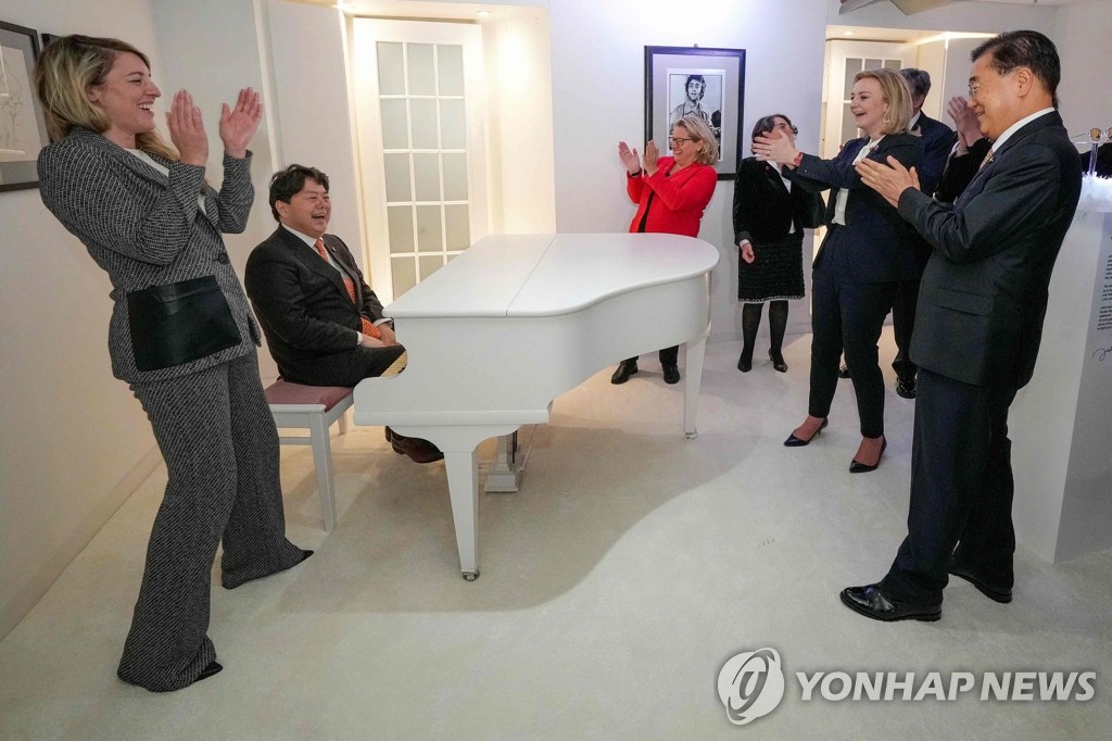 韓日外相がＧ７で初対面　懸案平行線も対話続行で一致