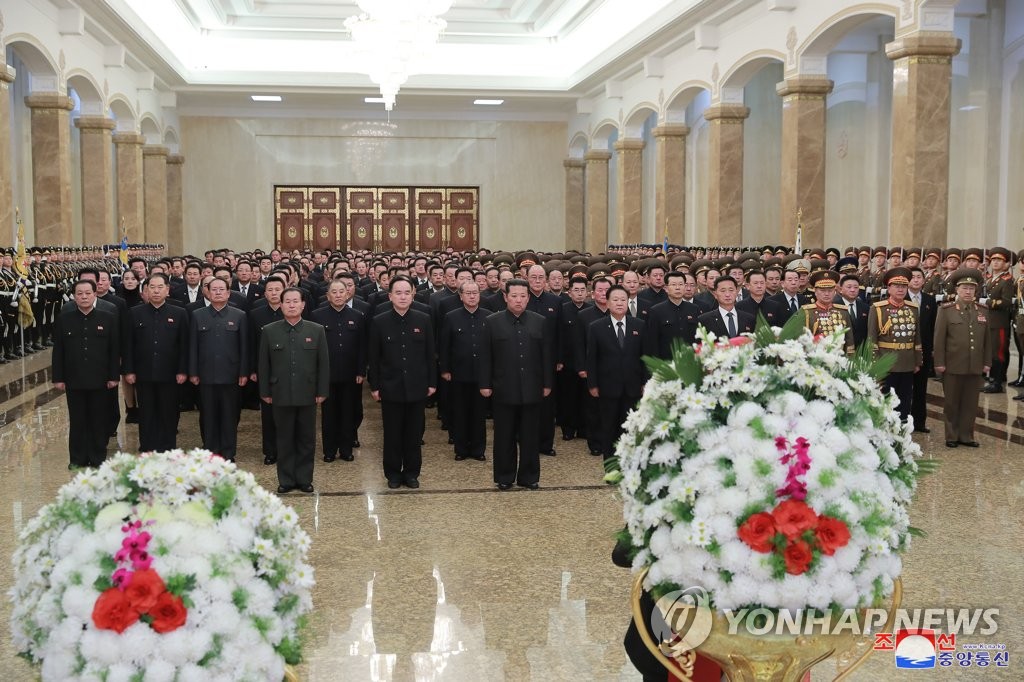 김정은, 금수산태양궁전 참배…간부들 동행