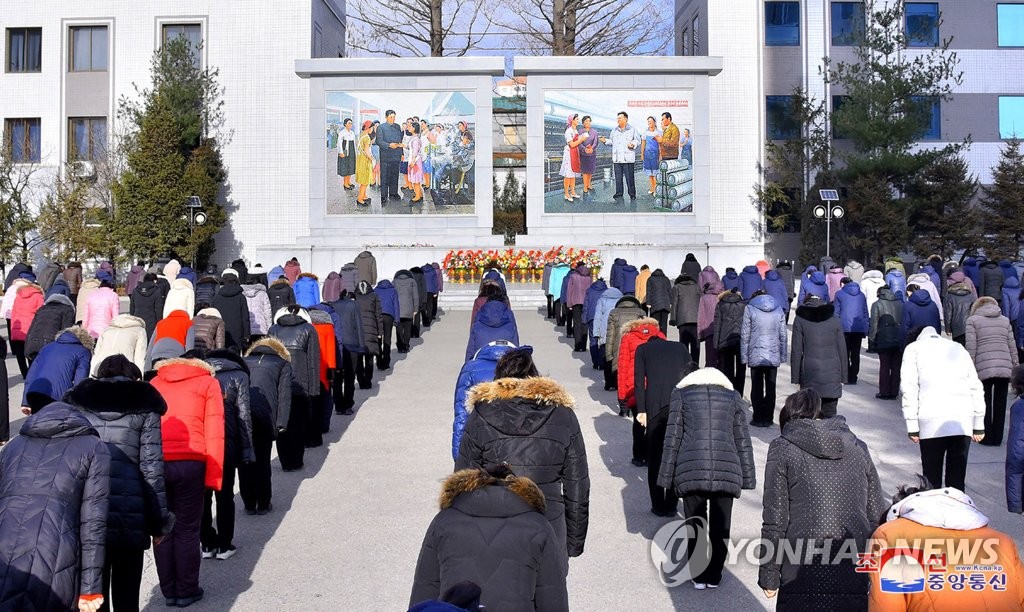 김정일 10주기에 묵념하는 북한 주민들