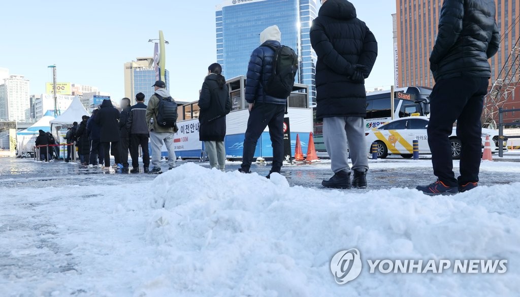 People wait in line to receive coronavirus tests at a temporary screening center at Seoul Station on Dec. 19, 2021, as the nation reported 6,236 daily COVID-19 cases. (Yonhap)