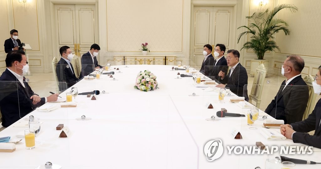 President Moon Jae-in (3rd from R) speaks during a luncheon with the chiefs of conglomerates at Cheong Wa Dae in Seoul on Dec. 27, 2021. (Yonhap)