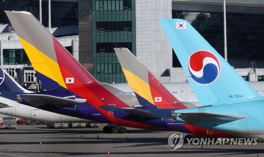 This undated file photo shows airplanes of Korean Air Lines Co. and Asiana Airlines Inc. at Incheon International Airport, the main gateway of South Korea. (Yonhap)