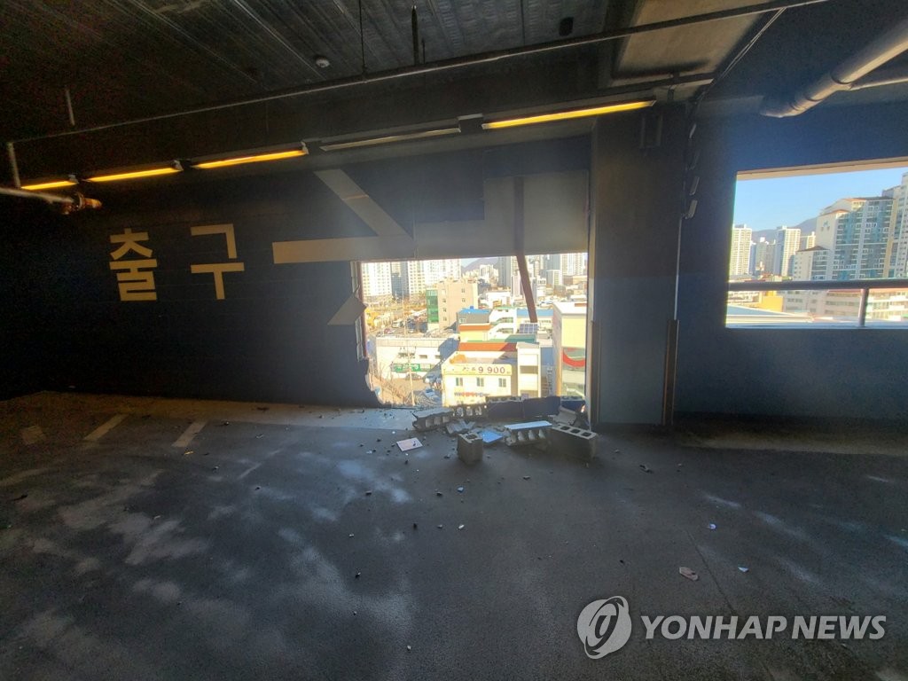 부산 대형마트 5층 주차장 벽 뚫고 차량 추락 | 연합뉴스 부산 대형마트 5층 주차장 벽 뚫고 차량 추락 | 연합뉴스