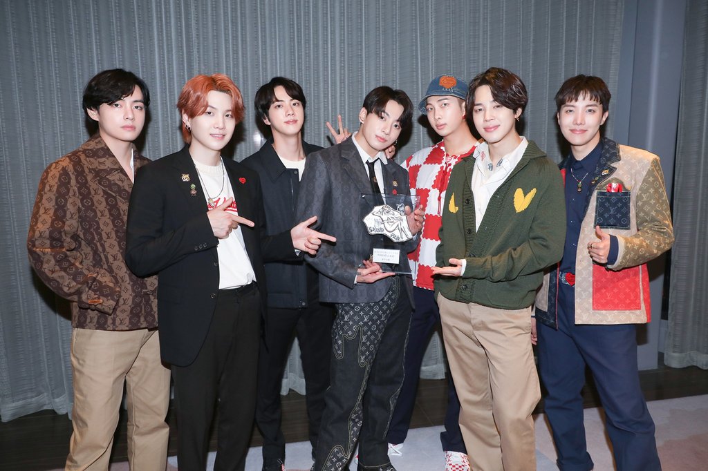 Le groupe de K-pop Bangtan Boys (BTS) a décroché le prix spécial de la musique internationale aux Japan Record Awards, pour la deuxième année consécutive, a déclaré la maison de production Big Hit Music le vendredi 31 décembre 2021. (Photo fournie par les Japan Record Awards. Revente et archivage interdits)