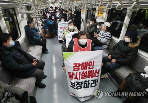 '지하철 시위' 두고 이준석 vs 장애인 단체 SNS 논쟁