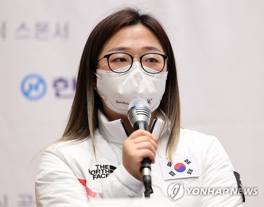 La curleuse Kim Seon-yeong s'exprime lors d'une conférence de presse donnée à 30 jours de l'ouverture des Jeux olympiques d'hiver de Pékin 2022, au centre national d'entraînement de Jincheon, dans la province du Chungcheong du Nord, le mercredi 5 janvier 2022. 