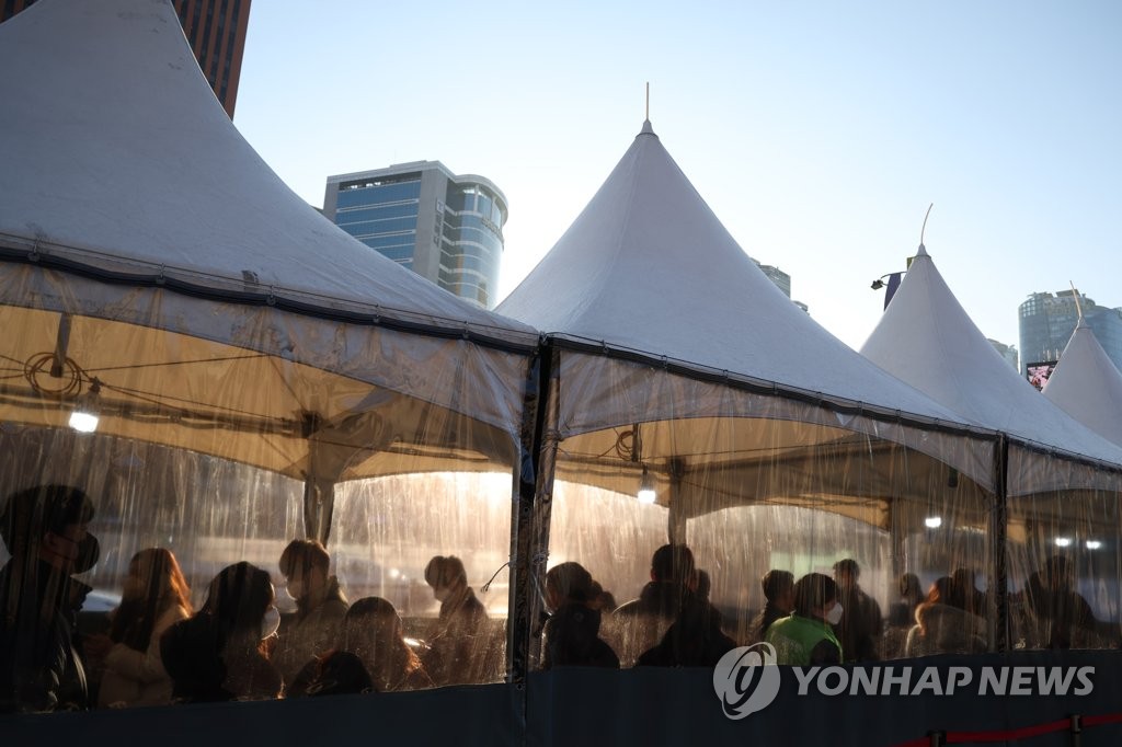 ソウル駅前に設置されている新型コロナウイルスの臨時検査所を多くの市民が訪れている＝６日、ソウル（聯合ニュース）