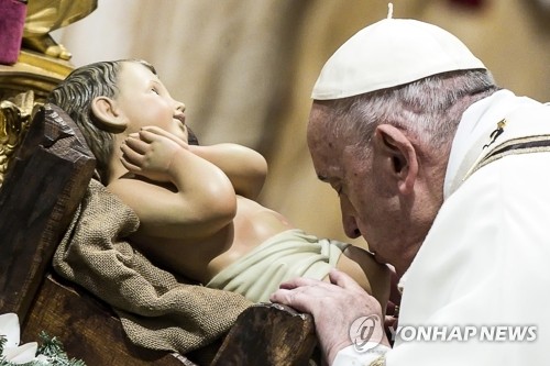 예수 공현 축일에 아기 예수상에 입 맞추는 교황