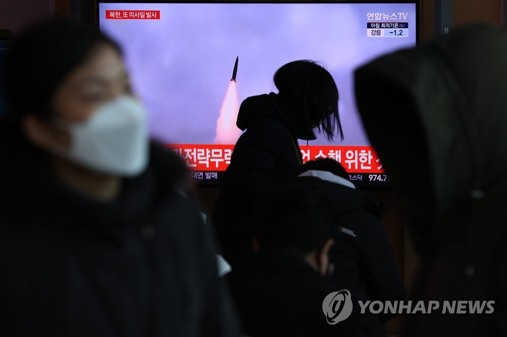 Un reporte televisivo es emitido, el 11 de enero de 2022, en la Estación de Seúl, en la capital surcoreana, sobre el lanzamiento de un supuesto misil balístico hacia el mar del Este, realizado, por la mañana, por Corea del Norte. Supuso el segundo lanzamiento de un proyectil por parte de Pyongyang, en menos de una semana.