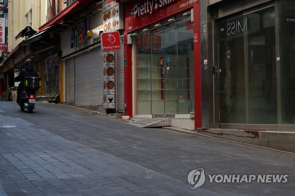This photo, taken Jan. 11, 2022, shows an alley with closed shops at the shopping district of Myeongdong in Seoul amid the pandemic. (Yonhap)