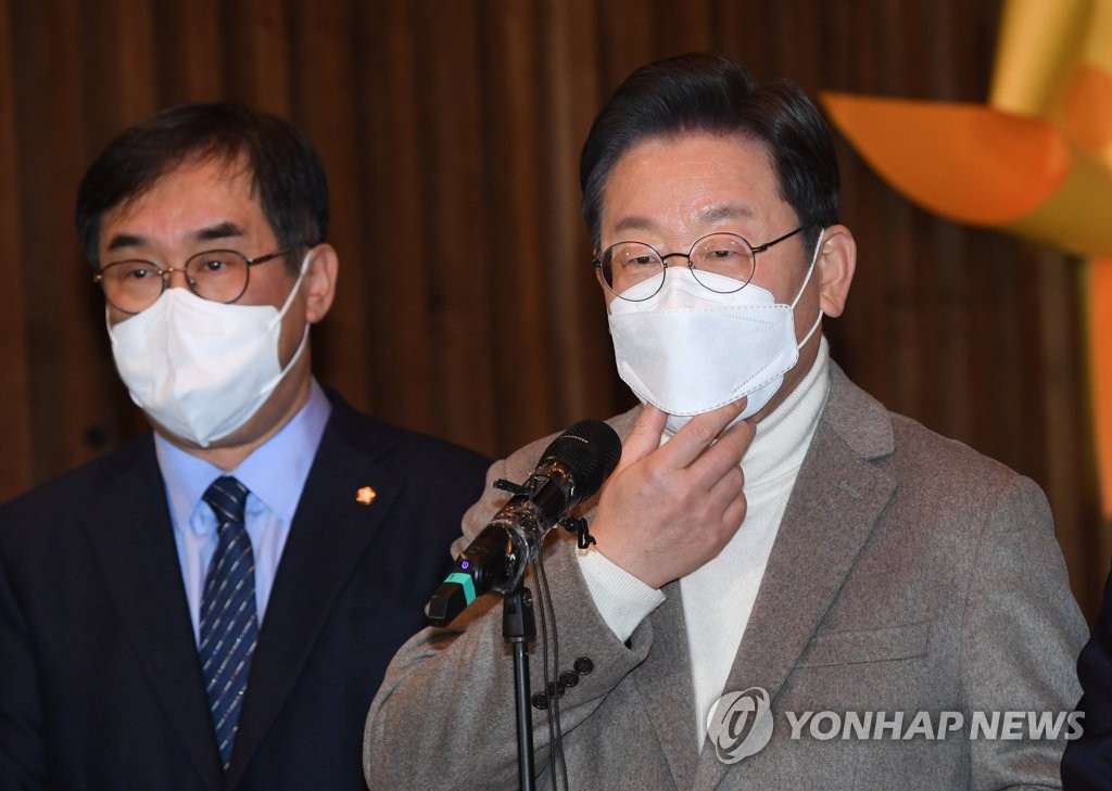 Lee Jae-myung (R), the presidential candidate of the ruling Democratic Party, speaks at his campaign event in Incheon on Jan. 14, 2022. (Pool photo) (Yonhap)