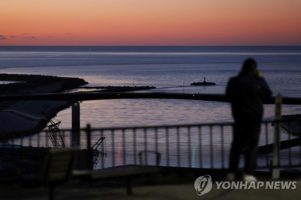 쓰나미 경보 속 해안 주시하는 일본 미야기현 주민