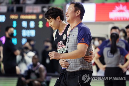 허재 데이원자산운용 농구단 최고책임자 내정자(오른쪽)와 FA 자격을 얻는 허웅
