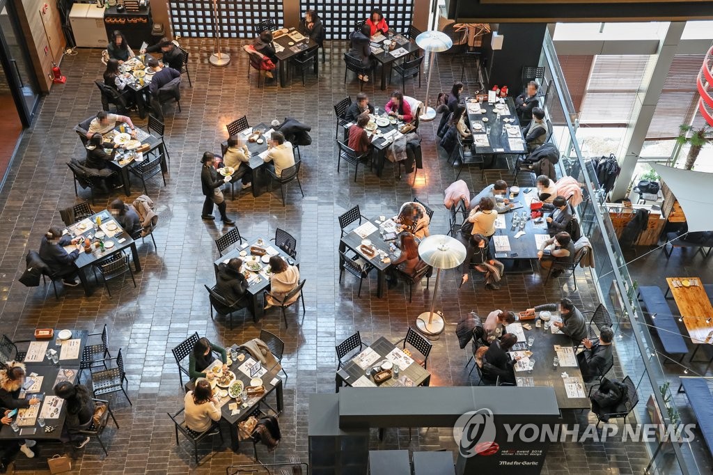 This photo taken on Jan. 17, 2022, shows people having lunch at a restaurant in Seoul on the first day of eased social distancing rules. The government raised the limit on the size of private gatherings to six from the previous four but extended a 9 p.m. curfew on restaurants and cafes, which has been in place since mid-December, for another three weeks until Feb. 6. (Yonhap)