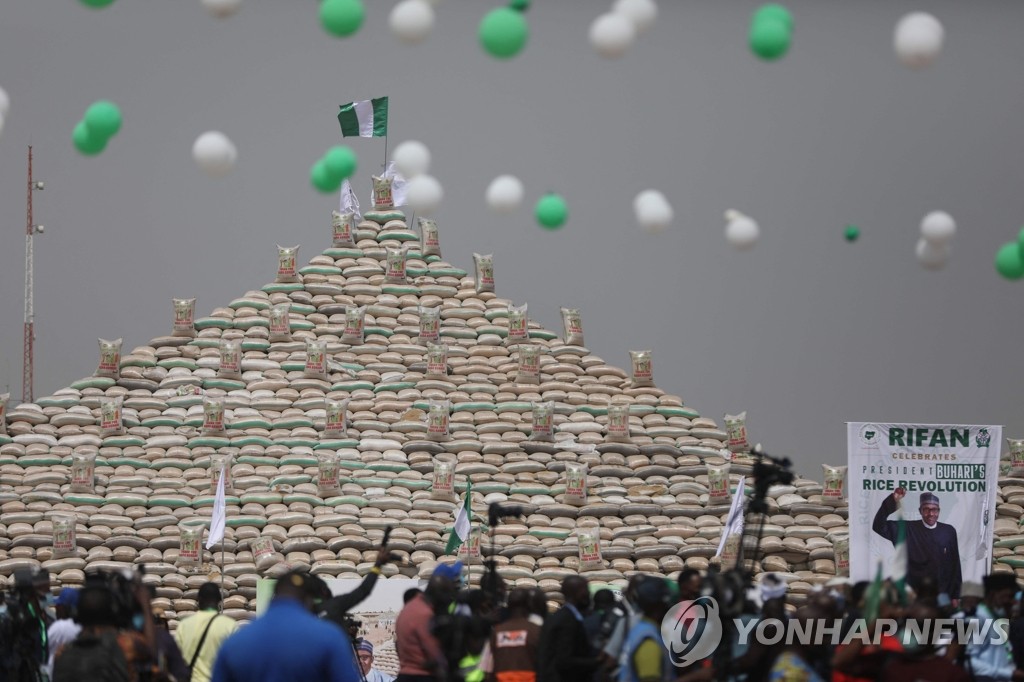 ′쌀 포대로 만든 피라미드′…나이지리아 식량난 해소 '기대'