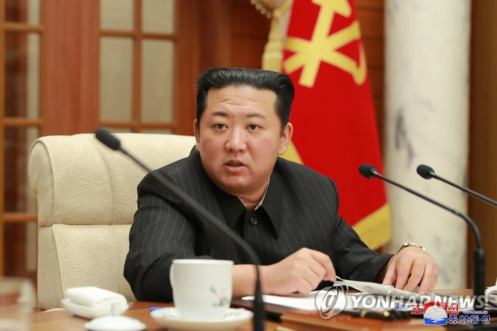 Le président de la Commission des affaires de l'Etat de la Corée du Nord, Kim Jong-un, dirige la 6e réunion du bureau politique du 8e Comité central du Parti du travail à Pyongyang, le mercredi 19 janvier 2022, d'après l'Agence centrale de presse nord-coréenne (KCNA) le lendemain. (Utilisation en Corée du Sud uniquement et redistribution interdite)