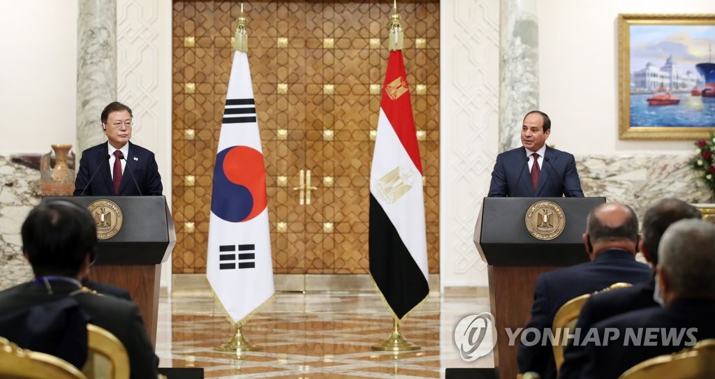 El presidente surcoreano, Moon Jae-in (izda.), y el presidente egipcio, Abdel Fattah el-Sisi, celebran una conferencia de prensa conjunta, el 20 de enero de 2022 (hora local), tras celebrar sus cumbres en el palacio presidencial egipcio, en El Cairo. Esta es la última escala de Moon en su viaje por tres países de Oriente Medio.