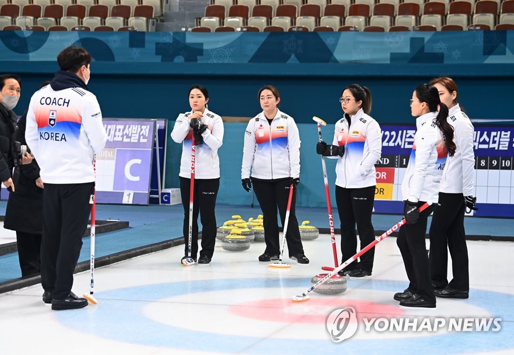 Les membres de l'équipe féminine de curling pour les Jeux olympiques d'hiver de Pékin 2022 lors de la journée de la presse tenue le vendredi 21 janvier 2022 au centre de curling de Gangneung, dans la province du Gangwon.
