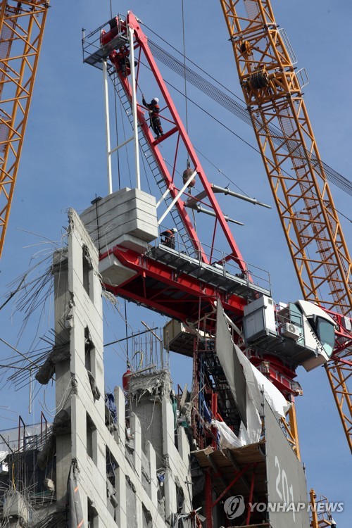 Dismantlement of tipped tower crane