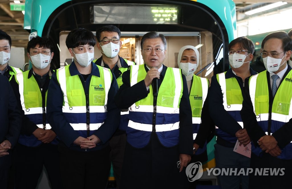 (جديد) الرئيس مون يزور مرآب عربات المترو الجديدة الكورية الواردة للخط الثالث لمترو الأنفاق بالقاهرة - 1