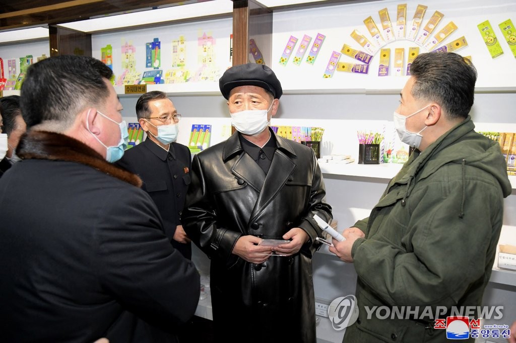 북한 김덕훈 총리, 평양시안의 학용품생산단위 현지 요해