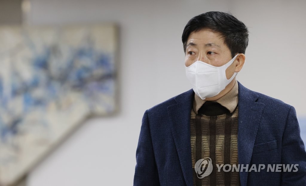 Indicted defector activist seeks constitutionality judgment of anti-leafleting law