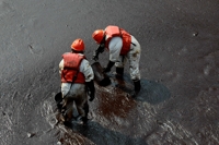 페루 해변서 기름 제거 작업에 분주한 방제요원들