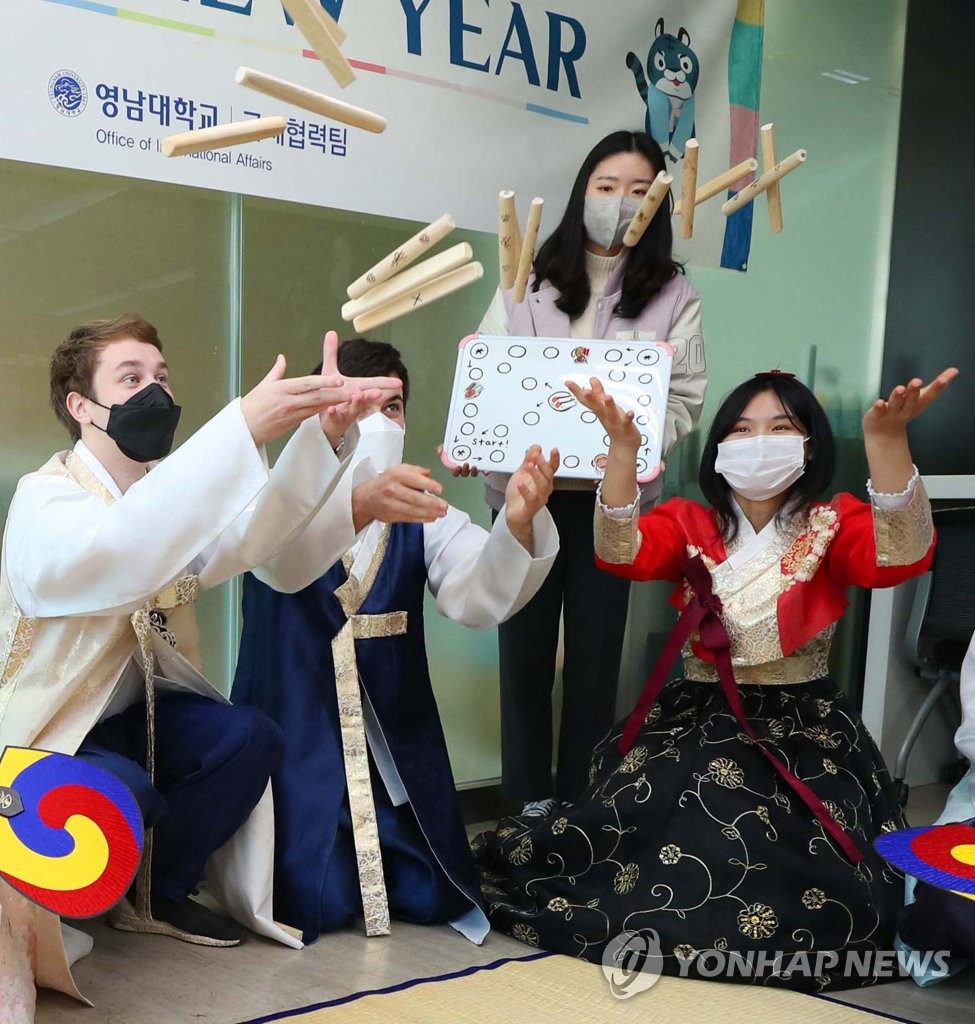 طلبة أجانب يلعبون ألعابا كورية تقليدية