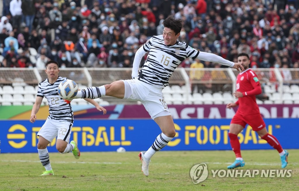 Hwang Ui-jo of South Korea takes a shot against Lebanon during the teams' Group A match in the final Asian qualifying round for the 2022 FIFA World Cup at Saida International Stadium in Sidon, Lebanon, on Jan. 27, 2022. (Yonhap)
