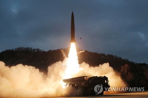 북한 미사일 350㎞ 비행…軍, 추가도발 대비 관련 동향 감시