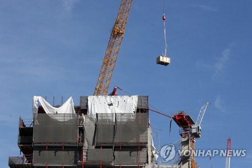 붕괴현장 살피는 관계자