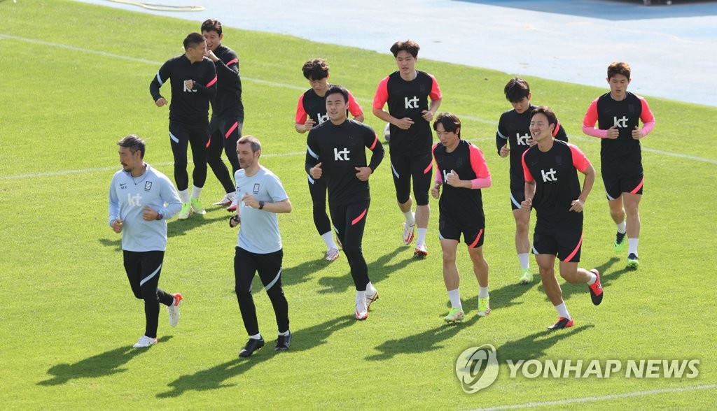 South Korean players warm up before a training session at the Police Officers' Club in Dubai on Jan. 30, 2022, in preparation for a World Cup qualifying match against Syria. (Yonhap)