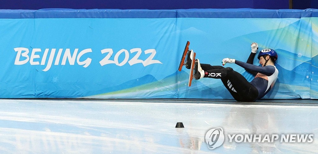 Park Jang-hyuk of South Korea crashes into the padding during the mixed team relay in short track speed skating at the Beijing Winter Olympics at Capital Indoor Arena in Beijing on Feb. 5, 2022. (Yonhap)