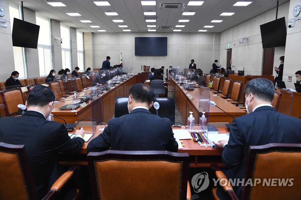 Lawmakers at the legislative subcommittee of the parliamentary special political reform committee review plans at the National Assembly in Seoul on Feb. 10, 2022, to allow virus patients and quarantined people to cast their votes in the upcoming presidential election. (Pool photo) (Yonhap)