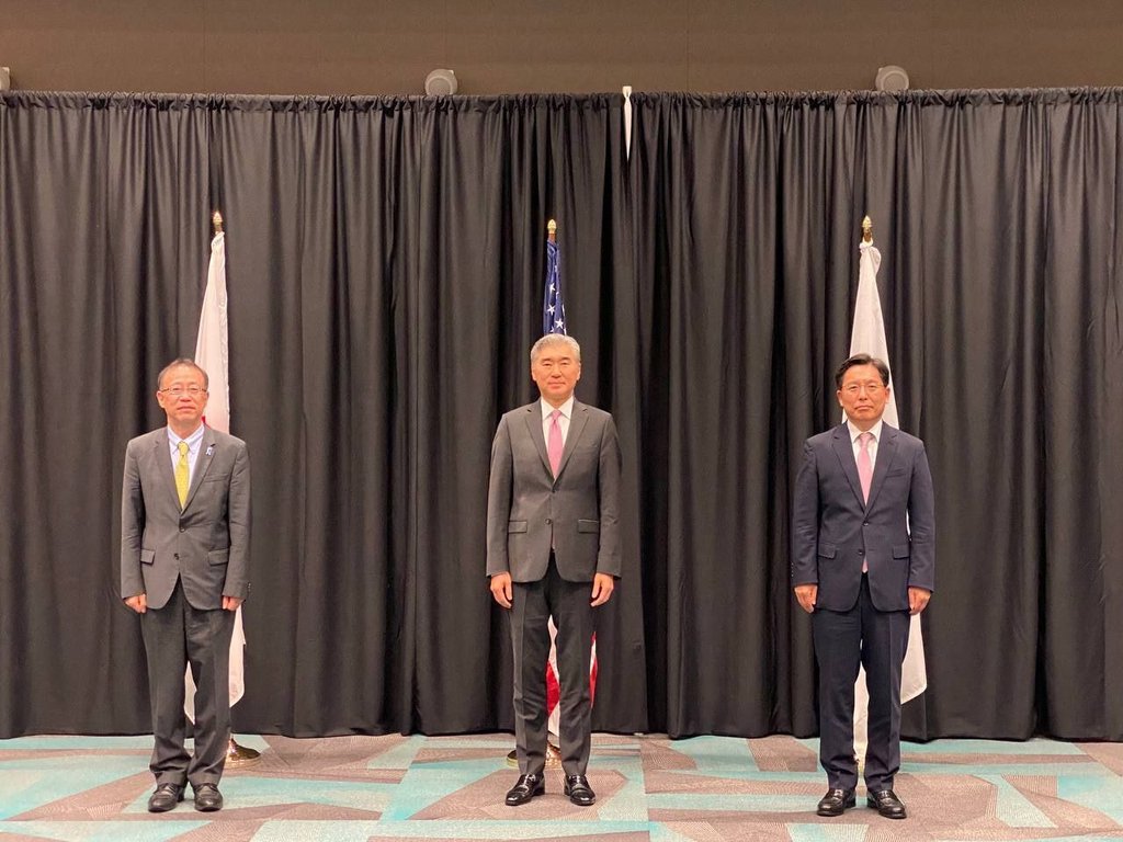 Noh Kyu-duk (R), South Korea's special representative for Korean Peninsula peace and security affairs, poses for a photo with Sung Kim (C), U.S. special envoy for North Korea, and Takehiro Funakoshi, head of the Japanese Foreign Ministry's Asian and Oceanian Affairs Bureau, during their talks in Honolulu on Feb. 10, 2022, in this photo released by the South Korean foreign ministry. (PHOTO NOT FOR SALE) (Yonhap)