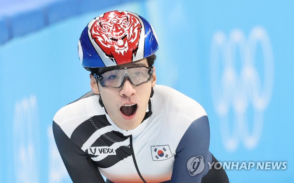 Hwang Dae-heon, de Corée du Sud, réagit après avoir terminé sa course dans les séries du 500m masculin en patinage de vitesse sur piste courte aux Jeux olympiques d'hiver de Pékin, au Capital Indoor Stadium de Pékin, le 11 février 2022. (Yonhap)