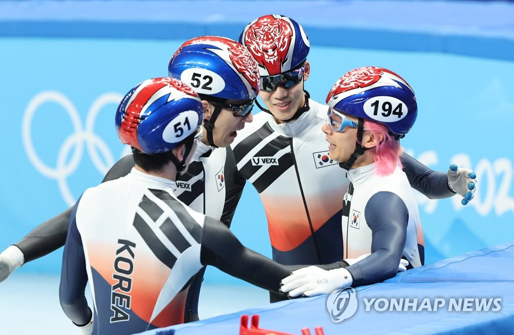 Les membres de l'équipe sud-coréenne de relais masculin de 5.000 m de patinage de vitesse sur piste courte célèbrent leur victoire en demi-finale des Jeux olympiques d'hiver de Pékin, au Capital Indoor Stadium de Pékin, le 11 février 2022. De gauche à droite : Kim Dong-wook, Hwang Dae-heon, Lee June-seo et Kwak Yoon-gy. (Yonhap)