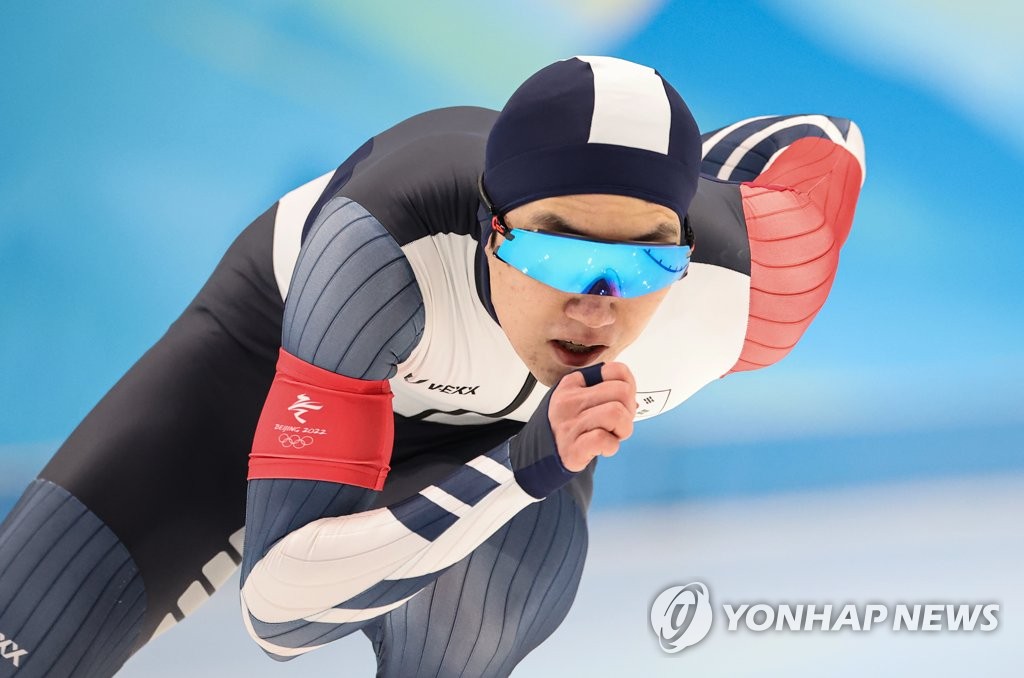 Le patineur de vitesse de l'équipe nationale sud-coréenne, Cha Min-kyu, est en plein effort à l'épreuve de 500m hommes des Jeux olympiques d'hiver de Pékin, le samedi 12 février 2022, à l'Anneau national de patinage de vitesse à Pékin.