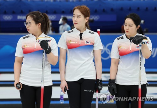 (الأولمبياد) لاعبات الكيرلنج الكوريات يروحن عن أنفسهن بألعاب الطاولة