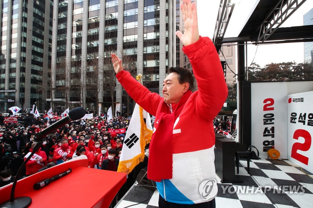 ソウルの清渓広場で支持者の声援に応える尹氏（国会写真記者団）＝１５日、ソウル（聯合ニュース）