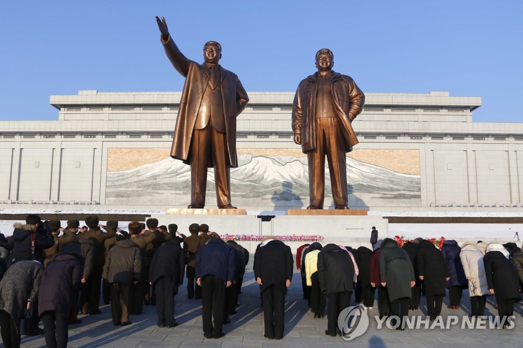 '광명성절 80주년'…김일성 부자 동상 참배하는 北 주민들