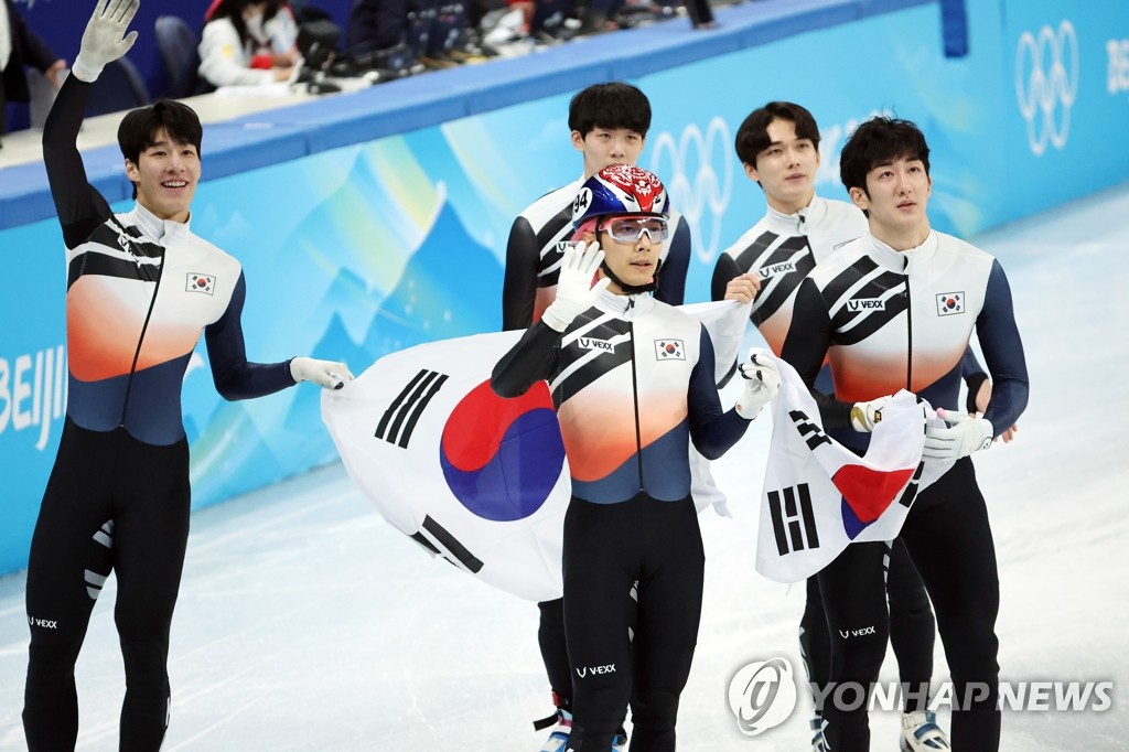 فوز الفريق الكوري للرجال بفضية سباق التتابع للتزلج السريع على المضمار القصير