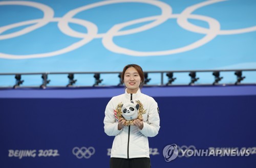 (أولمبياد بكين) المتزلجة "تشوي مين جونغ" تختتم أولمبيادها الثانية بفوزها بذهبية سباق 1,500 متر