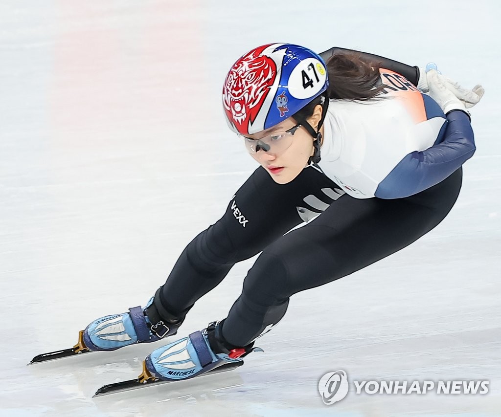 Lee Yu-bin of South Korea competes in the final of the women's 1,500m short track speed skating race at the Beijing Winter Olympics at Capital Indoor Stadium in Beijing on Feb. 17, 2022. (Yonhap)