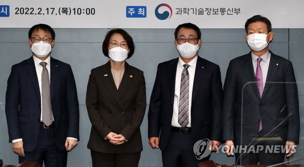 Science and ICT Minister Lim Hye-sook (2nd from L) poses for a photo with leaders of South Korea's leading mobile carriers -- KT Corp. chief Ku Hyeon-mo (far L), SK Telecom Co. chief Ryu Young-sang (2nd from R) and LG Uplus Inc. chief Hwang Hyeon-sik -- during their meeting in Seoul on Feb. 17, 2022. (Pool photo) (Yonhap)