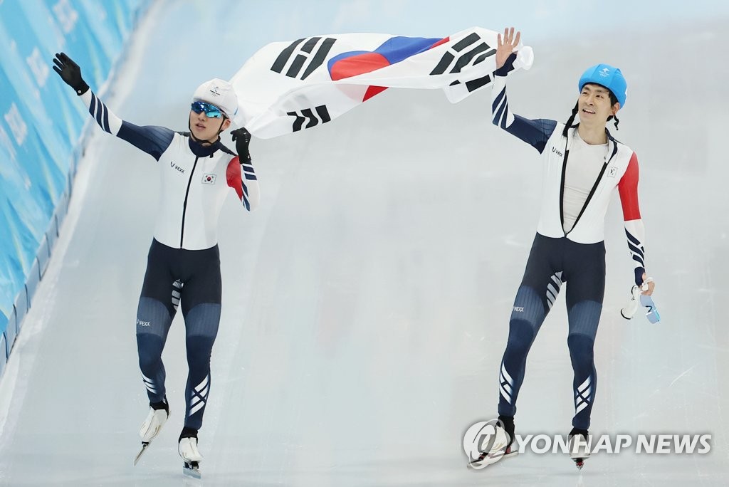 South Korean speed skaters Chung Jae-won (L) and Lee Seung-hoon celebrate after winning silver and bronze medals in the men's mass start at the Beijing Winter Olympics at the National Speed Skating Oval in Beijing on Feb. 19, 2022. (Yonhap)