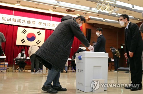 東京都港区にある韓国大使館で投票する男性＝２３日、東京（聯合ニュース）
