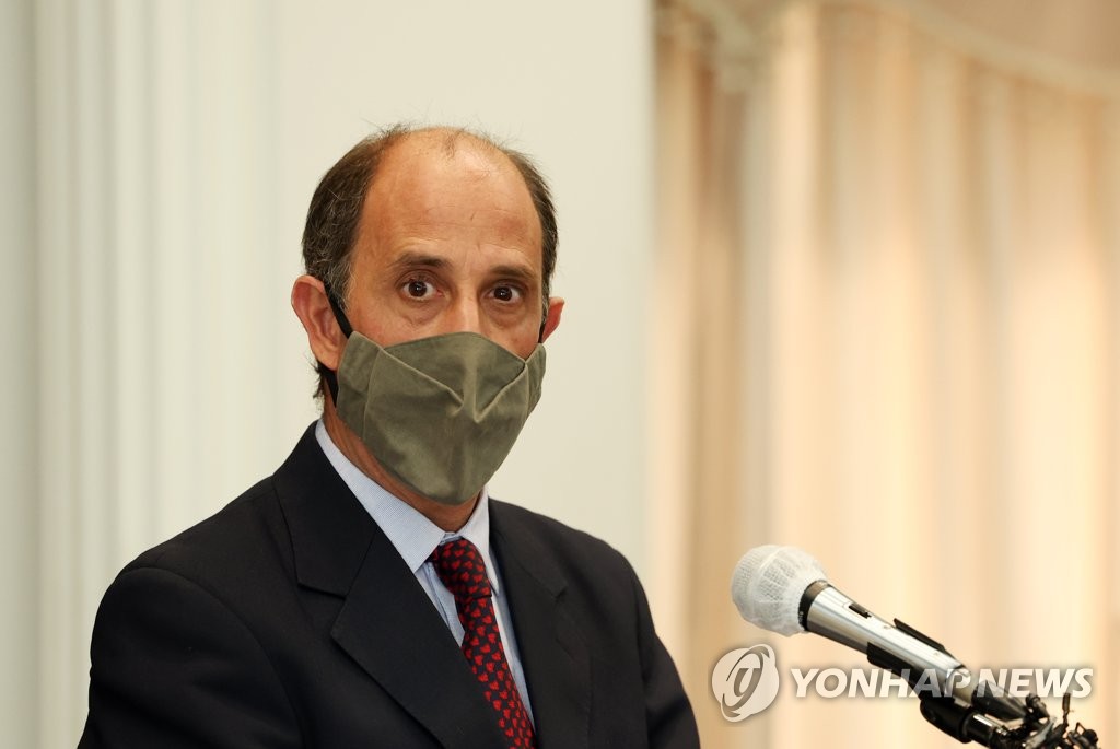 La foto de archivo, tomada el 23 de febrero de 2022, muestra a Tomás Ojea Quintana, el relator especial de la ONU sobre los derechos humanos de Corea del Norte, hablando durante una conferencia de prensa en el centro de Seúl.