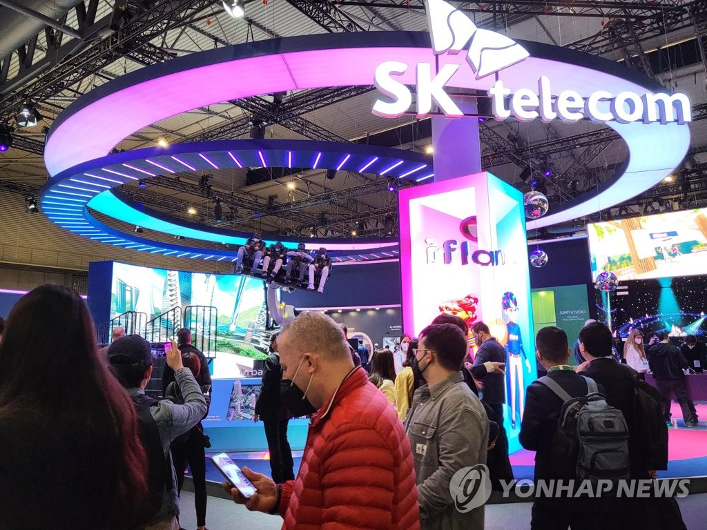 This photo shows SK Telecom Co.'s booth at the Mobile World Congress (MWC) 2022 in Barcelona, Spain, on Feb. 28, 2022. SK Telecom showcased a four-dimensional metaverse service that allows users to experience the virtual world on a robotic arm. (Yonhap)